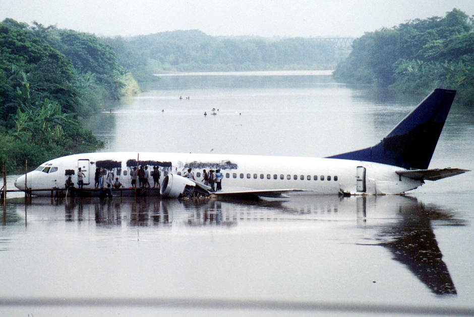 Самолет приземляющийся на воду. Аварийная посадка a320 на Гудзон. Самолет приводнился на Гудзон. Приводнение DC-8 В Сан-Франциско. Самолёт Аэробус а320 чудо на Гудзоне.
