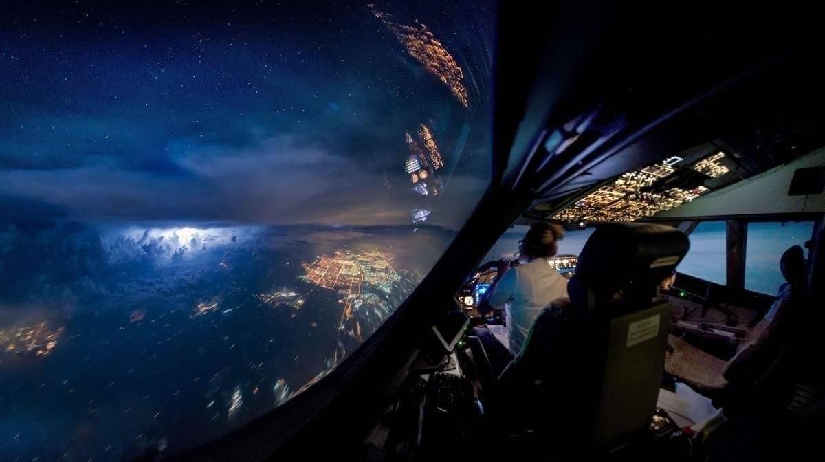 Вид из самолета из кабины пилота и окна