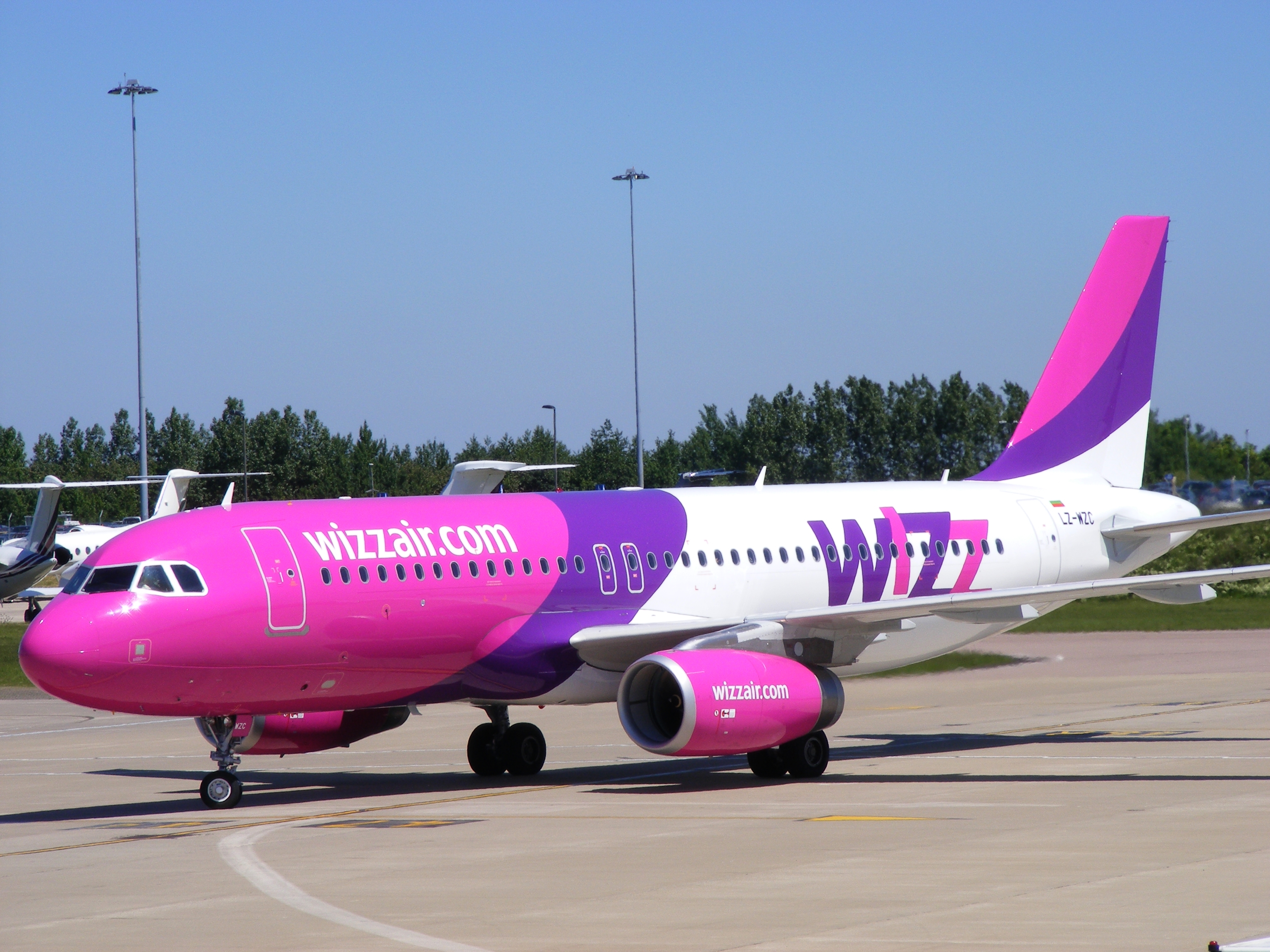 Wizz ереван. Wizz Air авиакомпания самолет. 5w7014 Wizz Air. Лоукостер a320. Wizz Air Abu Dhabi самолеты.