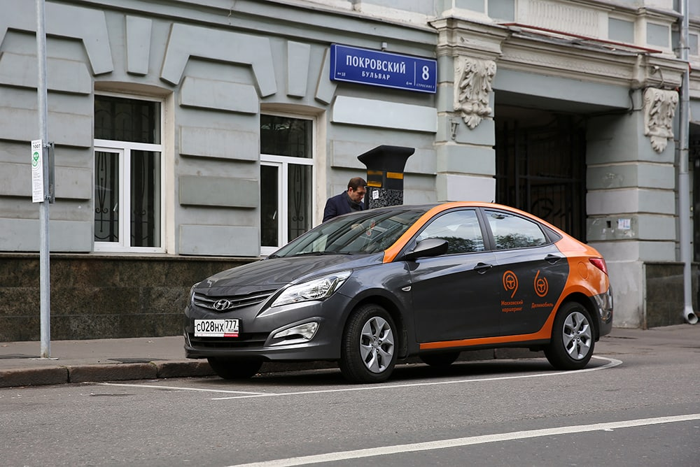 Каршеринг сосново. Каршеринг Шевроле Круз. Toyota Camry каршеринг. Каршеринг в Москве парковка. Майбах каршеринг.