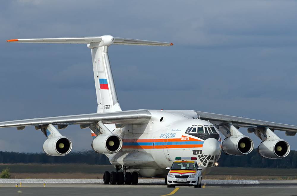 Средний военно-транспортный самолет ил-76.