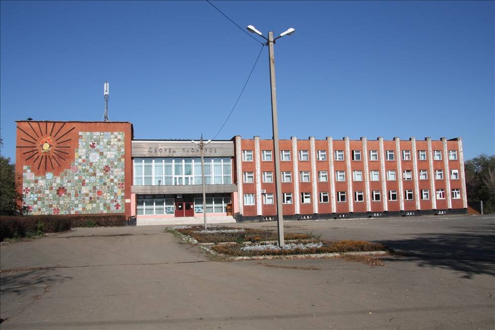 Орск какой город. Орский дворец пионеров. Дворец пионеров в городе Орске. Город Орск достопримечательности. Архитектура города Орска.