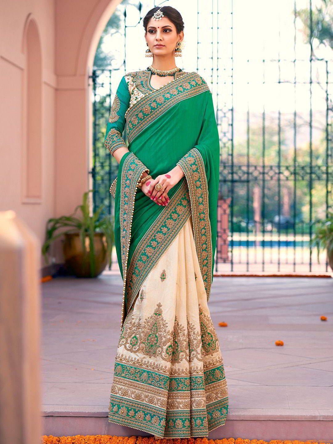 Сари – женственная одежда индийских женщин.