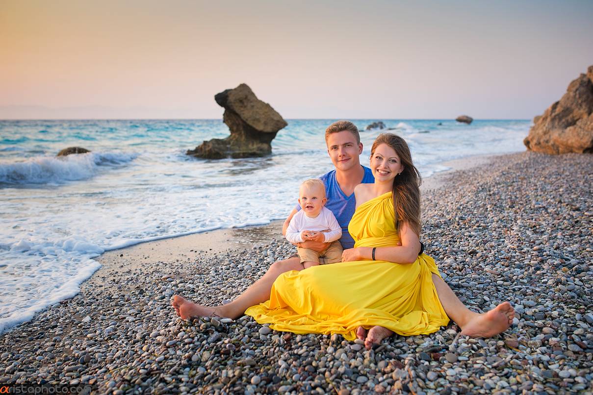 Семейный отдых краснодарский край. Семейная фотосессия на море. Фотосессия на море дети. Семья на пляже. Фотосессия семьи на море.