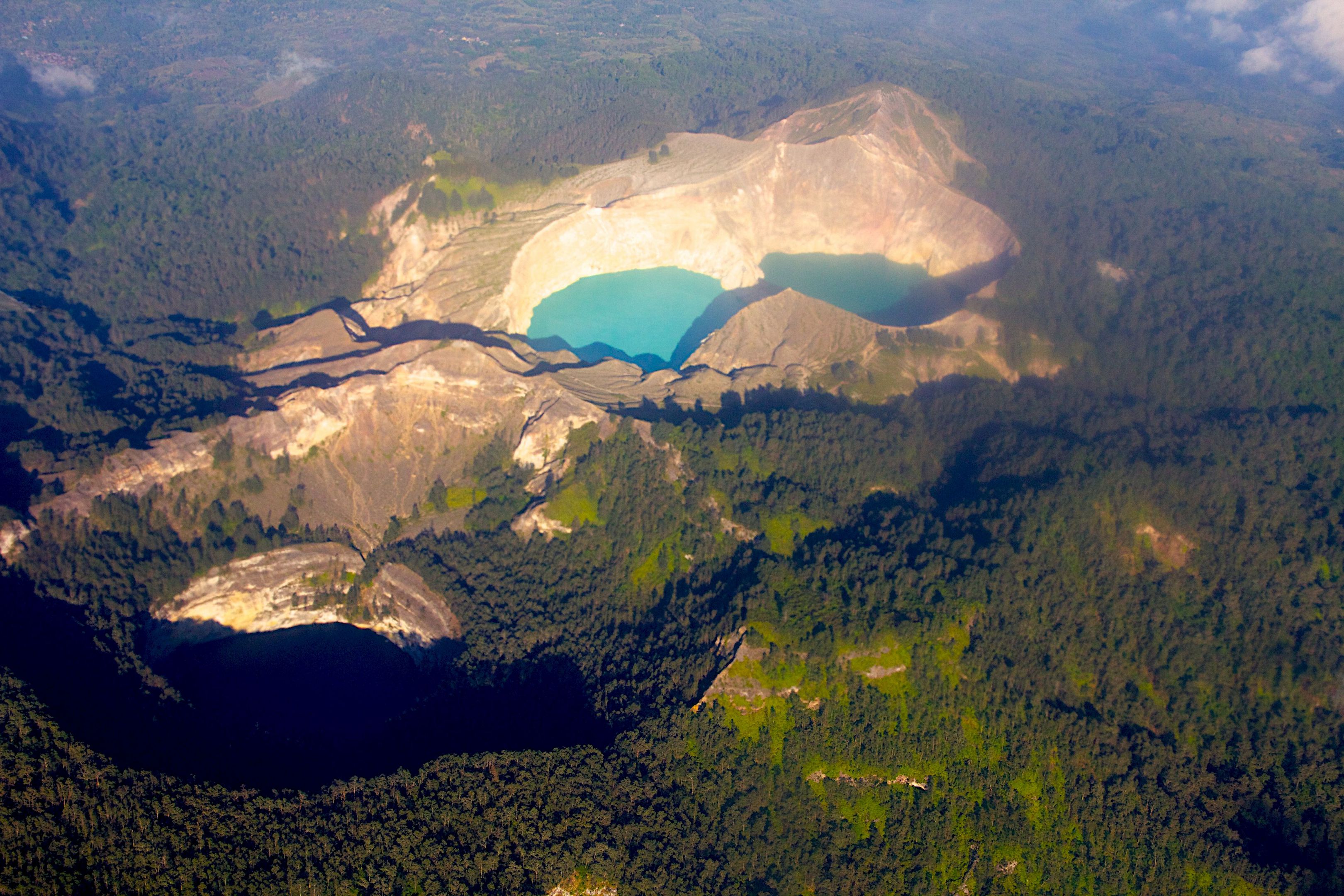 Озера злых духов гора келимуту индонезия. цветные озера вулкана келимуту
