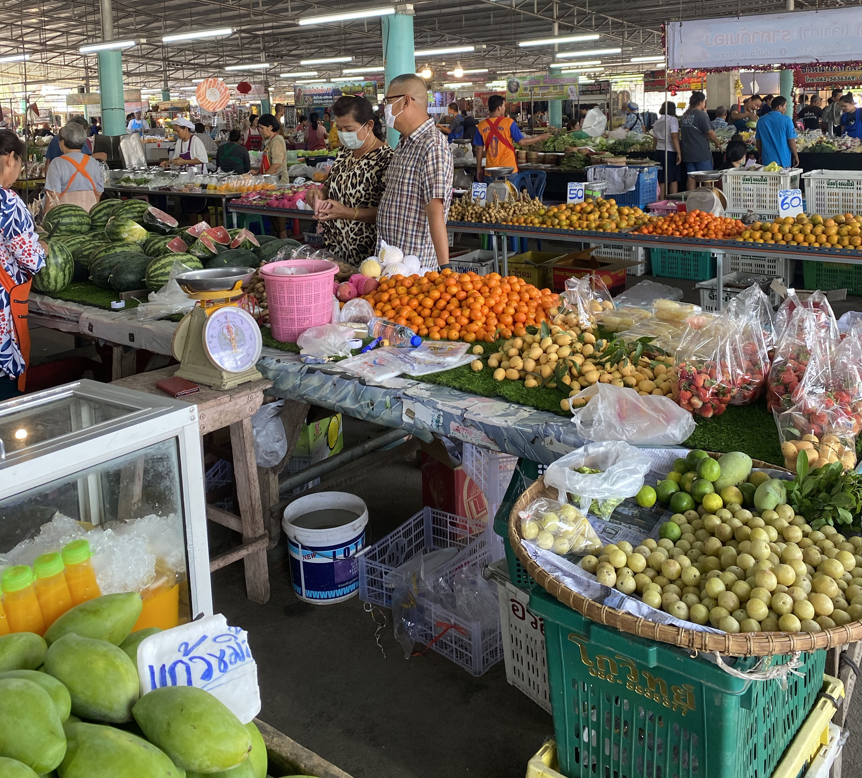 Можно ли из тайланда вывозить фрукты. Фруктовый рынок Тайланда. Таиланд рынок фрукты. Рынок фруктов в Тайланде. Рынок Тайланда в Москве.