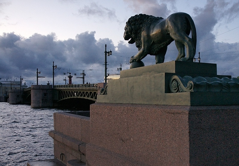 Левый спб. Львы Санкт-Петербурга на набережной Невы. Львы у дворцового моста в Санкт-Петербурге. Каменные львы на набережной Санкт Петербург. Львы на Адмиралтейской набережной у дворцового моста.