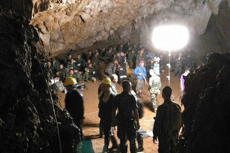 Какую вещь бекки нашли спасатели в пещере. Кхао Луанг пещера. Пещера Тхамлуангнангнон спасение. Тхамлуангнангнон пещера 2018. Пещера Тхам Луанг в Таиланде.