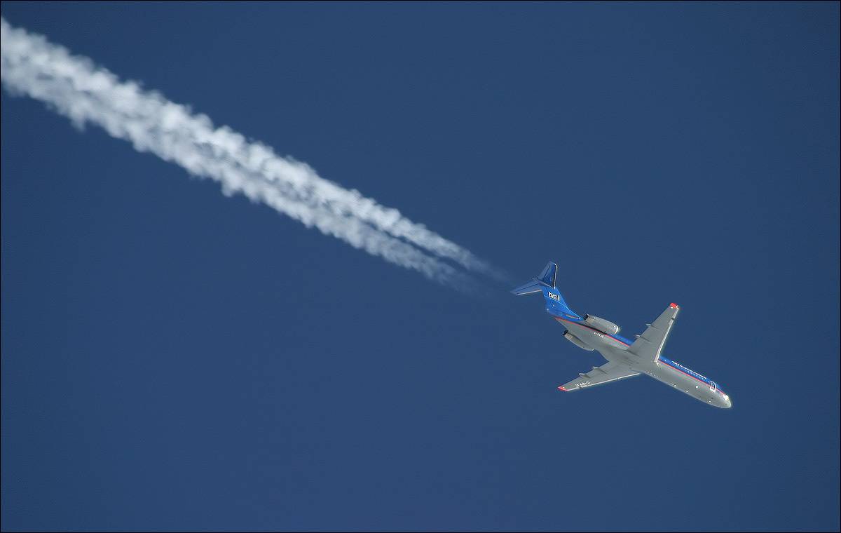 Почему самолет оставляет белый след на небе