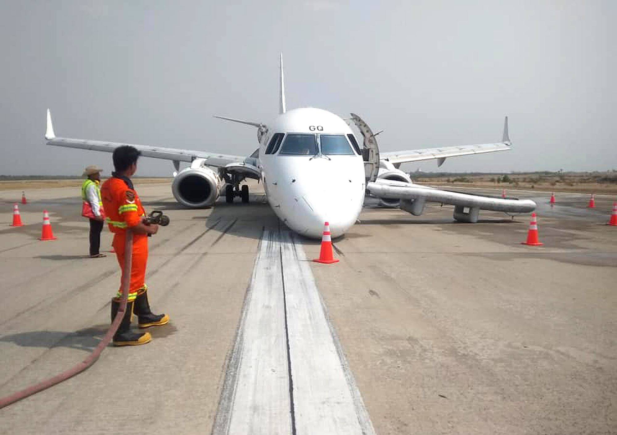 Эвакуация пассажиров из самолета