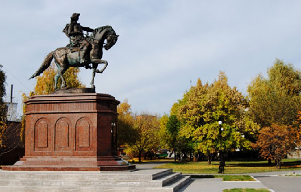 Бийск 1. Памятник Петру Бийск. Памятник Петру 1 в Бийске. Парк Петра 1 в Бийске. Город Бийск памятник Петру 1.