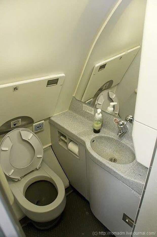 Как в самолете устроен туалет: как работает, куда деваются все отходы, как пользоваться, как выглядит
