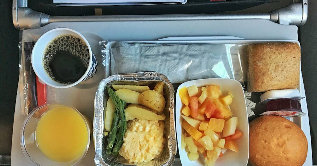 Обед в самолете. Еда в самолете. Завтрак в самолете. Бортовое питание.
