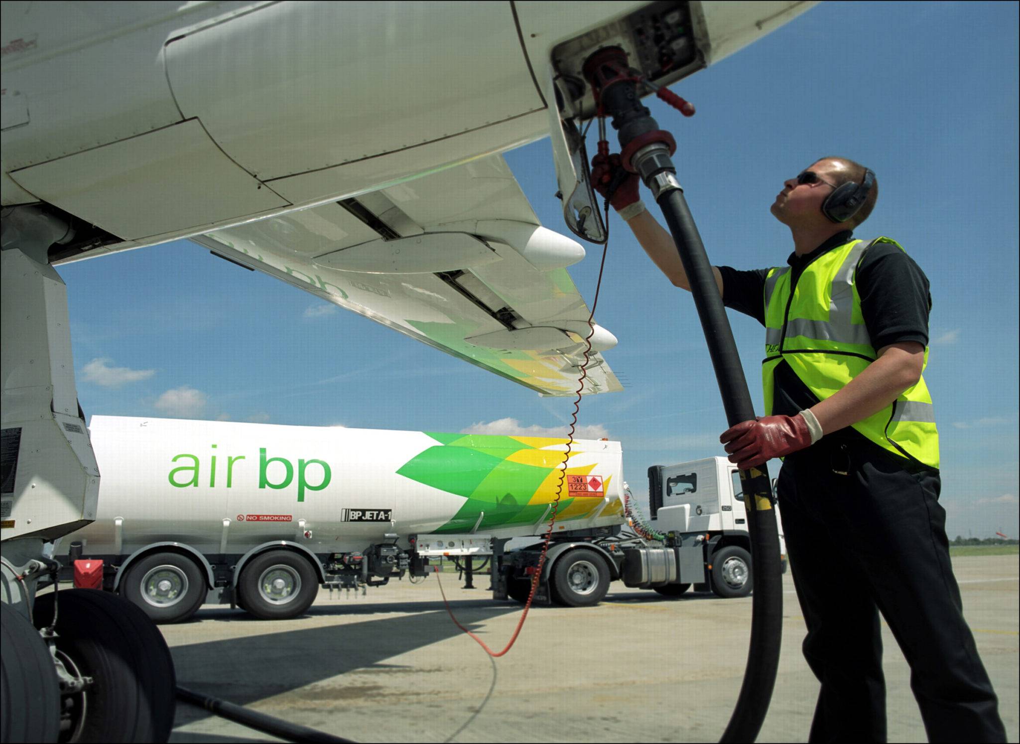 Чем заправляют самолеты: виды топлива, контроль качества и технологии заправки