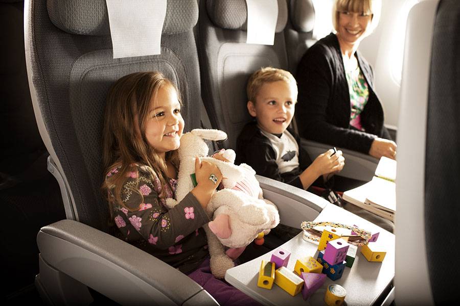 Перелет в самолете с ребенком: правила проезда с детьми, с грудничками и несовершеннолентими