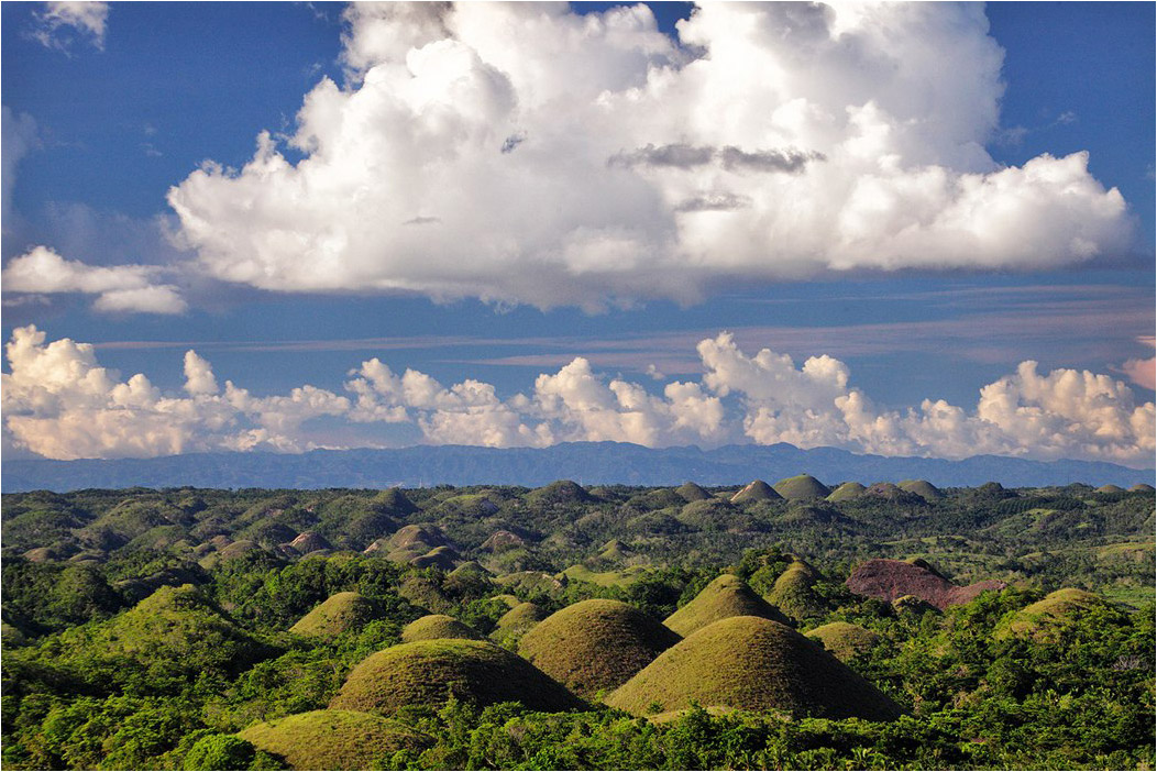 Шоколадные холмы острова бохол на филиппинах