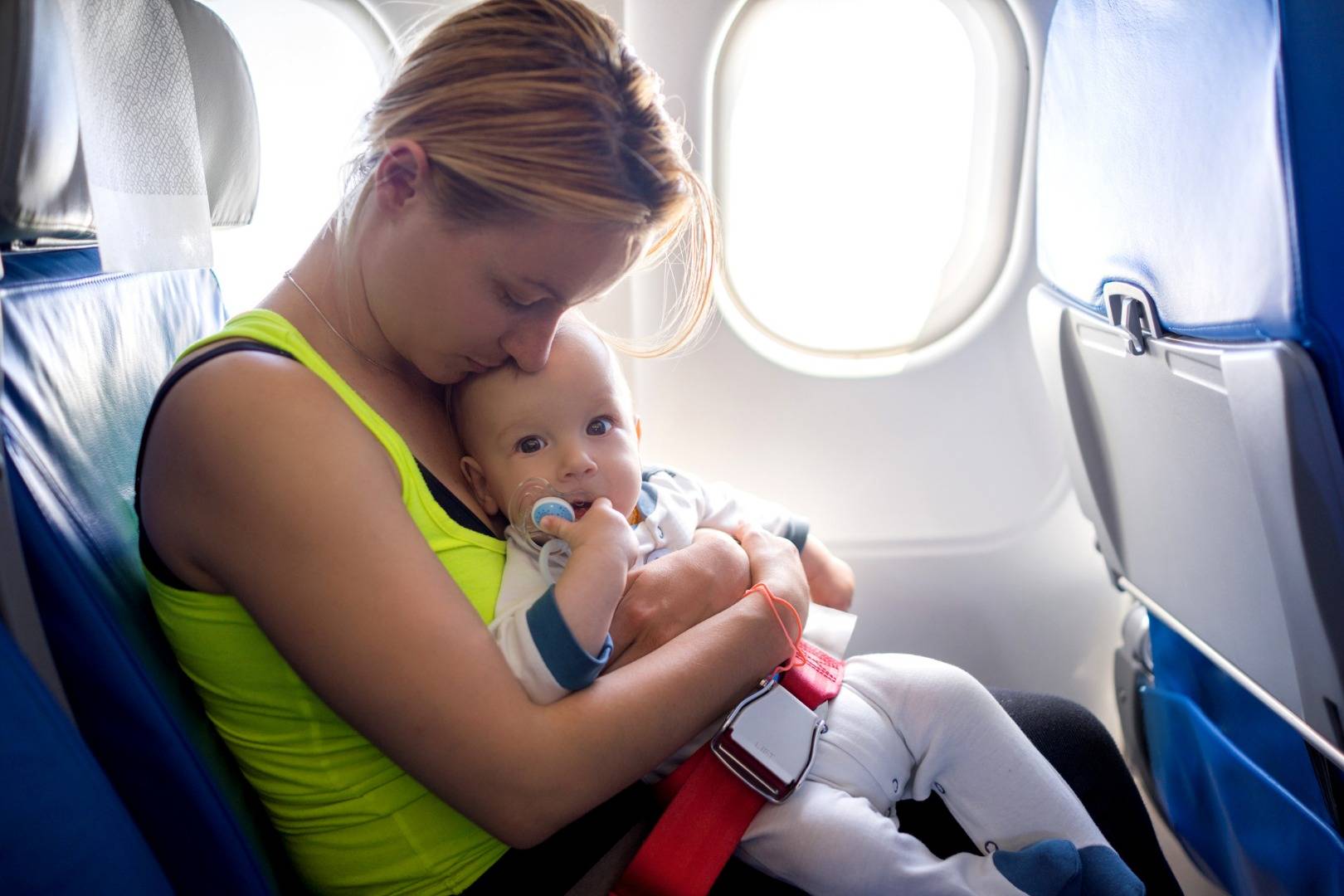 Как лететь в самолете с годовалым ребенком